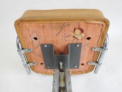 Fauteuil de bureau pivotant en métal courbé...