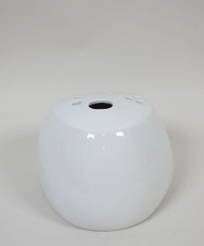 VIREBENT, XXe.
Pique fleurs en porcelaine...