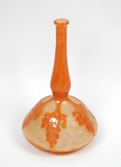 École début XXe. 
Soliflore en verre orange...