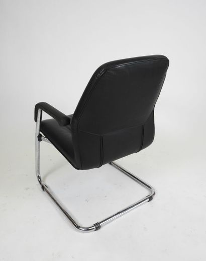 Suite de quatre fauteuils à structure tubulaire...