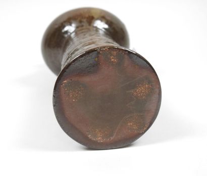 École XXe. 
Vase en céramique marron à décor...