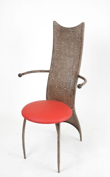 Ensemble comprenant un miroir et quatre fauteuils...
