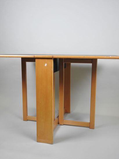 Table à deux volets pliants en bois et stratifié.
Travail...