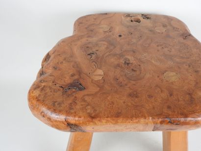 Tabouret, l'assise en bois de loupe sculpté...