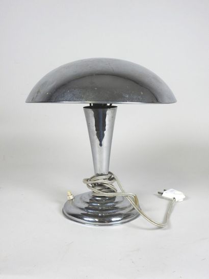 Lampe de bureau en métal chromé, le pied...