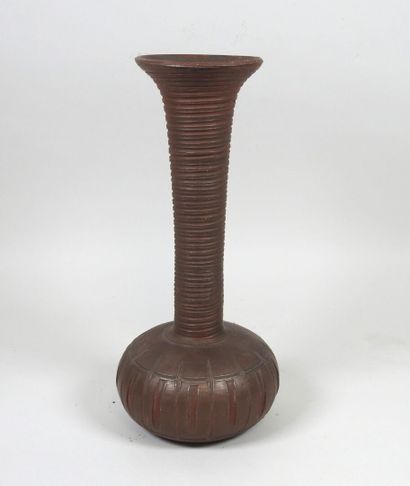 École XXe.
Vase à long col en céramique marron...