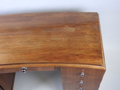 Bureau en bois et placage de forme légèrement...