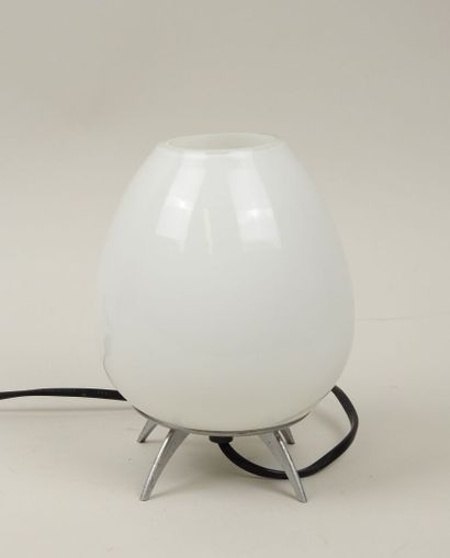 Lampe fusée en verre teinté blanc reposant...