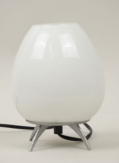 Lampe fusée en verre teinté blanc reposant...