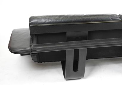 Banquette de repos en bois teinté noir, les...