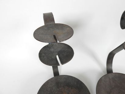 Paire de porte bougies en fer forgé à un...