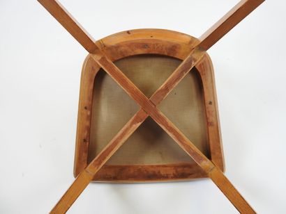 Suite de six chaises en bois, le dossier...