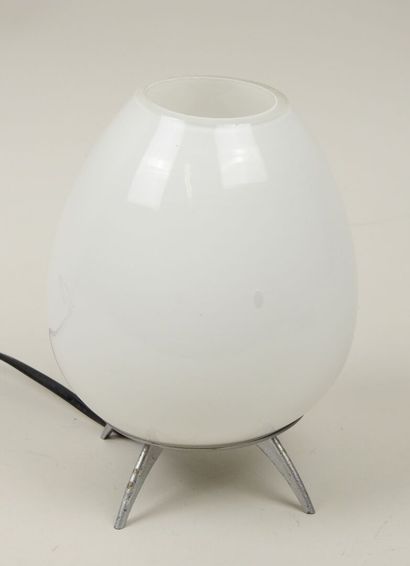 Lampe fusée en verre teinté blanc reposant...