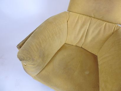 Paire de fauteuils, structure en bois recouvert...
