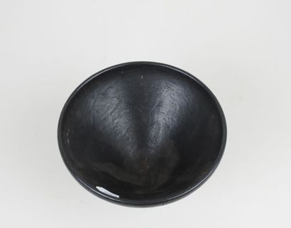 Coupe sur pied en grès peint en noir et rehaussée...