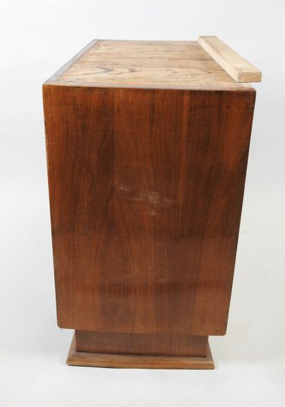Bureau en bois et placage de forme légèrement...