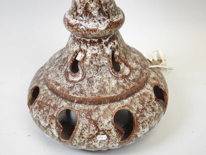 Lampe à poser en céramique ajourée à décor...