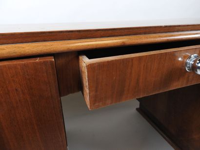 Bureau en bois et placage de forme légèrement...