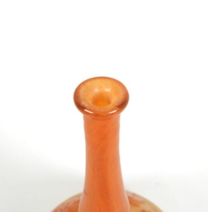 École début XXe. 
Soliflore en verre orange...