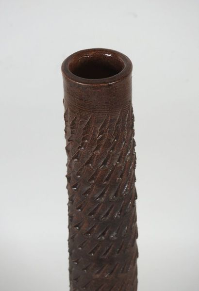 Vase en céramique brun à décor de lignes...