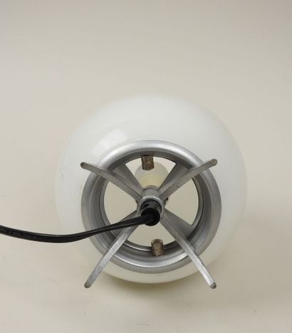 Lampe fusée en verre teinté blanc reposant...