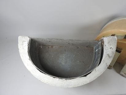 Paire de jardinières en plâtre peint crème,...
