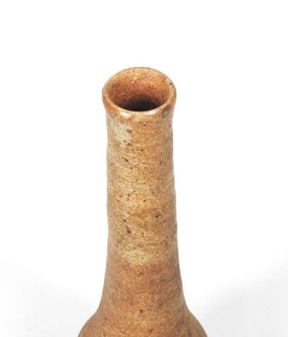 École XXe. 
Vase soliflore en céramique....