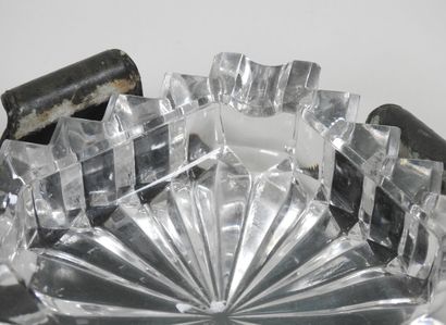 Deux cendriers en verre taillé dont un circulaire...