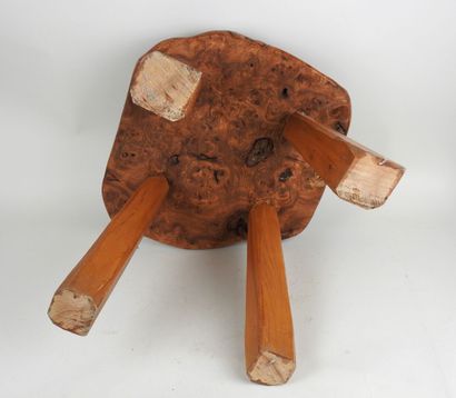 Tabouret, l'assise en bois de loupe sculpté...