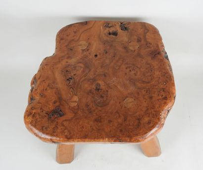 Tabouret, l'assise en bois de loupe sculpté...