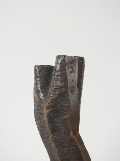 Vase en bronze de forme libre.
Marque 
