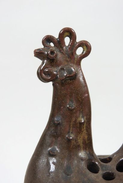 École XXe. 
Vase en céramique marron à décor...