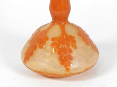 École début XXe. 
Soliflore en verre orange...