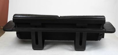 Banquette de repos en bois teinté noir, les...