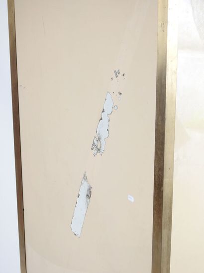 Vitrine d'angle en laiton à fond miroir à...