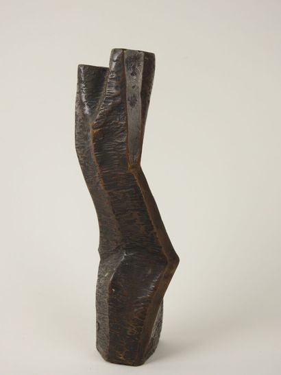 Vase en bronze de forme libre.
Marque 