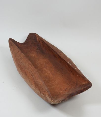 Corbeille de forme libre en bois sculpté.
9...
