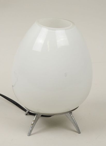 Lampe fusée en verre teinté blanc reposant...