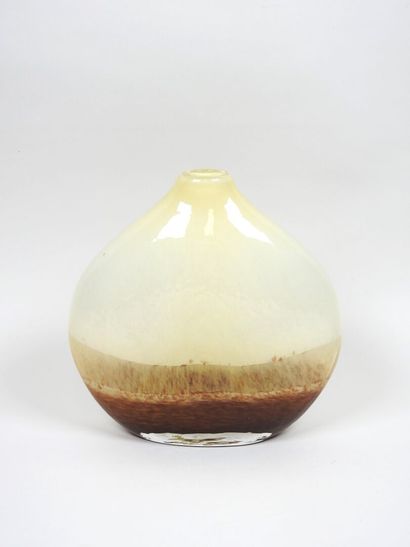 Vase soliflore en verre teinté beige et marron.
XXe.
20...