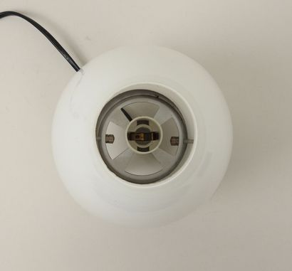 Lampe fusée en verre teinté blanc reposant...