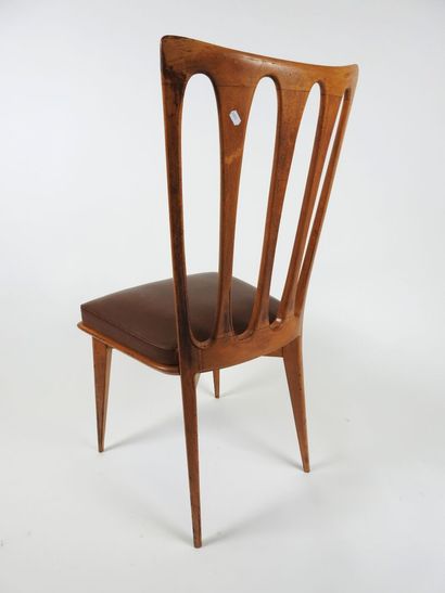 Suite de six chaises en bois, le dossier...