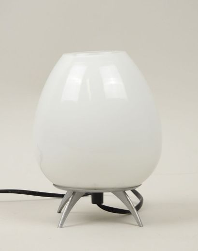 Lampe fusée en verre teinté blanc reposant...