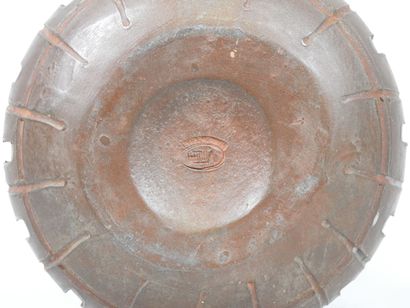 École XXe.
Vase à long col en céramique marron...
