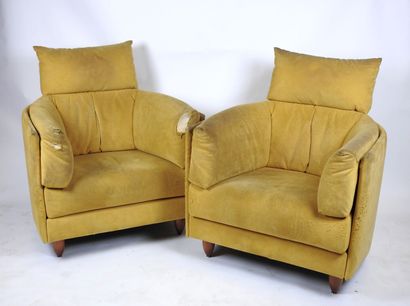 Paire de fauteuils, structure en bois recouvert...