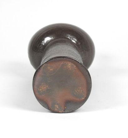 École XXe. 
Vase en céramique marron à décor...