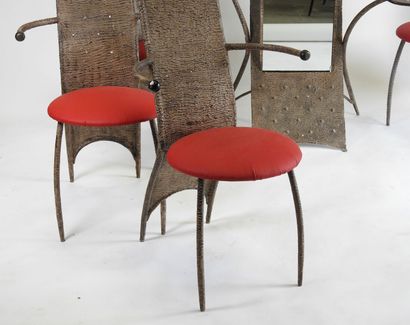 Ensemble comprenant un miroir et quatre fauteuils...