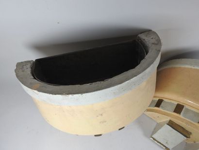 Paire de jardinières en plâtre peint crème,...