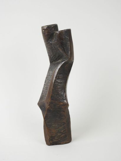 Vase en bronze de forme libre.
Marque 