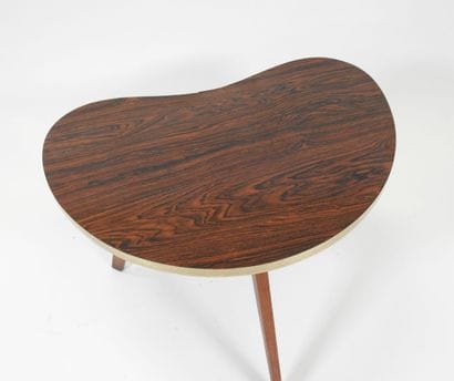 Petite table de forme rognon tripode en bois...