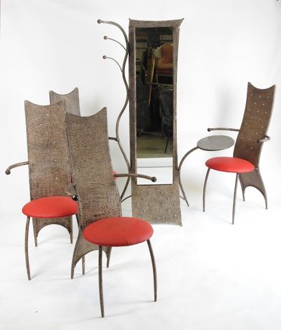 Ensemble comprenant un miroir et quatre fauteuils...